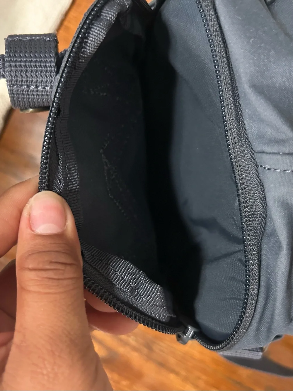Fjallraven Kånken Small Crossbody Bag - Dark Gray with Red Logo